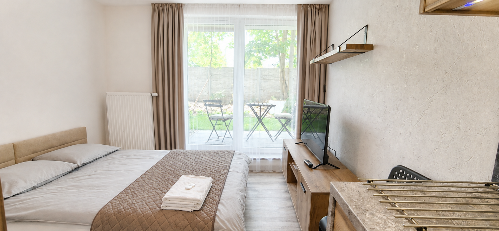 Double room with a patio