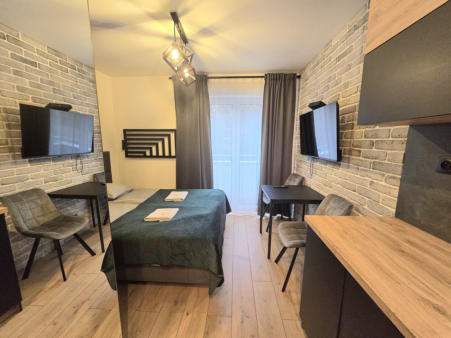 Pokój dwuosobowy z balkonem i prywatną łązienką Pokój dwuosobowy z balkonem i prywatną łązienką