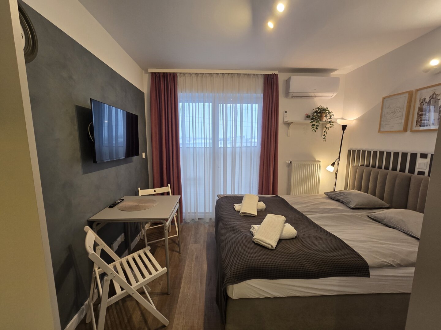 pokój dwuosobowy z balkonem