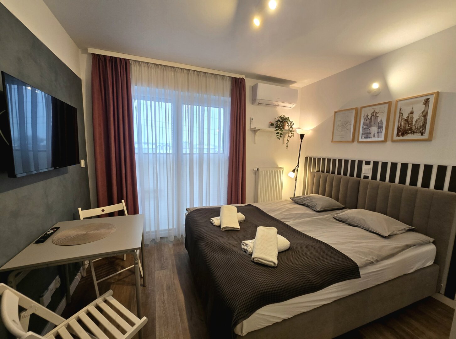 pokój dwuosobowy z klimatyzacją,  z balkonem